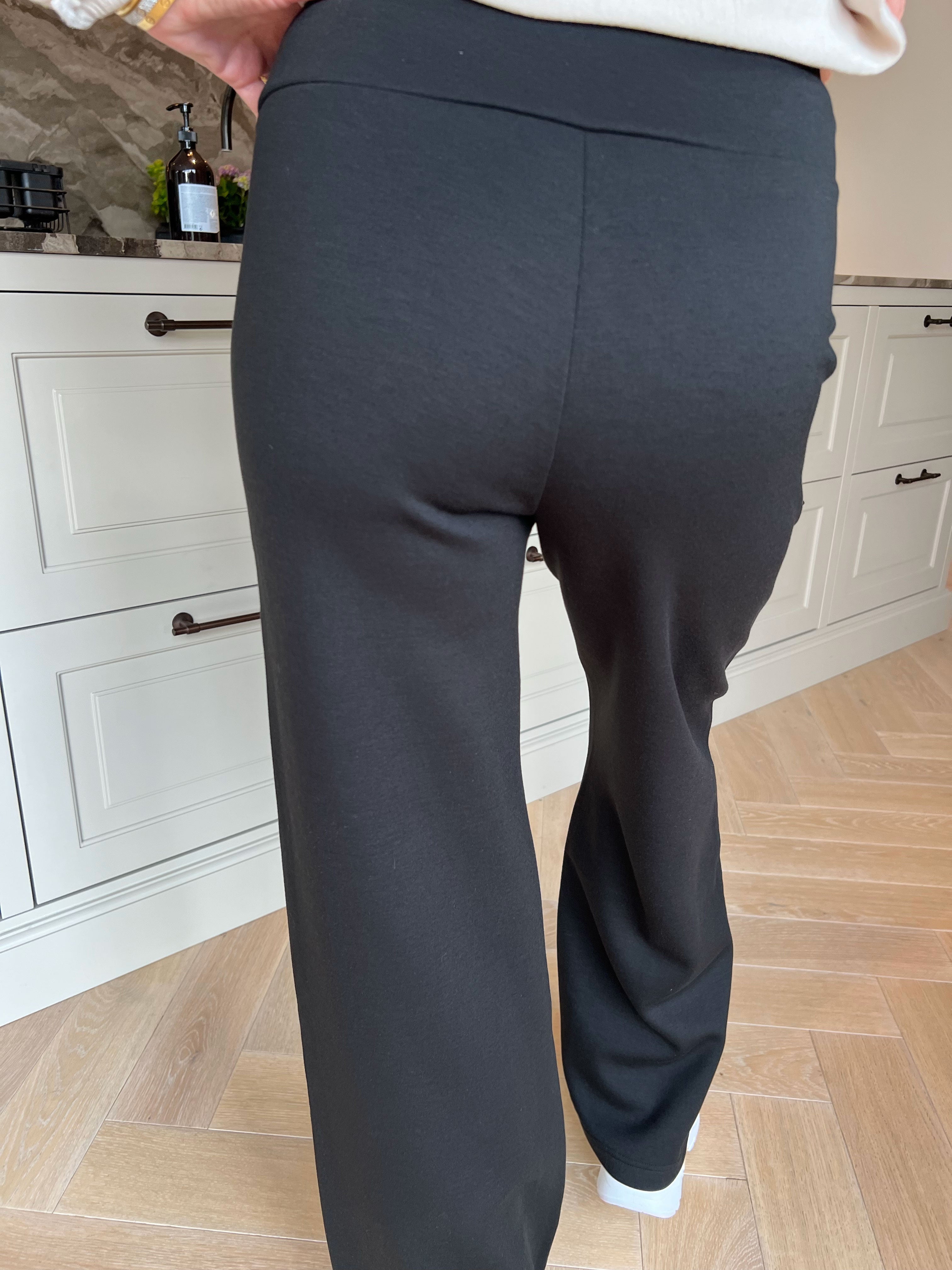Callie - Bløde og løse bukser med elegante guldknapper foran